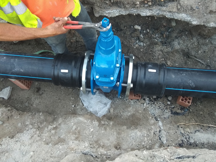 El abastecimiento de agua de la zona Oeste de la playa de La Herradura mejora con ms de un kilmetro de tubera nueva